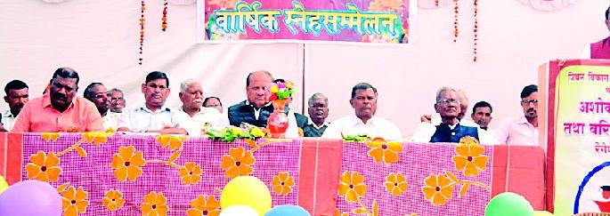 Grameen students in rural areas should not be afraid of poverty | ग्रामीण भागातील विद्यार्थ्यांनी गरिबीला न घाबरता समोर जावे Grameen students in rural areas should not be afraid of poverty | ग्रामीण भागातील विद्यार्थ्यांनी गरिबीला न घाबरता समोर जावे