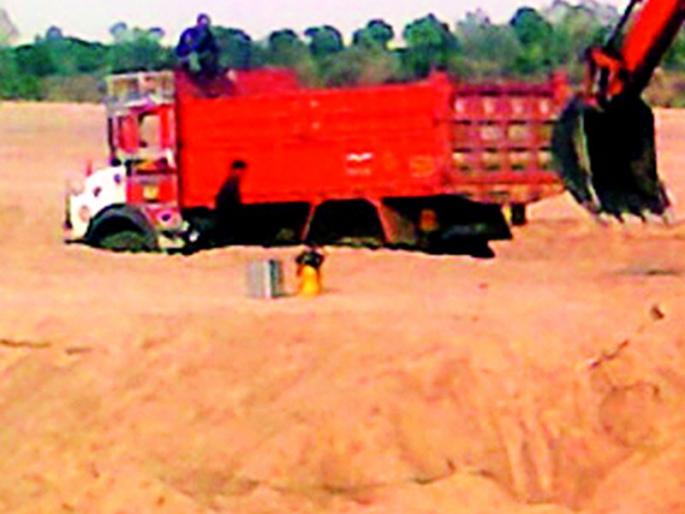 On the radar of sand smugglers | रेती तस्कर जिल्हाधिकाऱ्यांच्या रडारवर On the radar of sand smugglers | रेती तस्कर जिल्हाधिकाऱ्यांच्या रडारवर