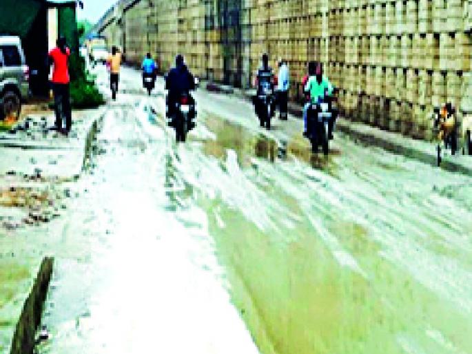 National highway becoming life-threatening by fly ash | उड्डाणपुलाच्या राखेने राष्ट्रीय महामार्ग ठरतोय जीवघेणा