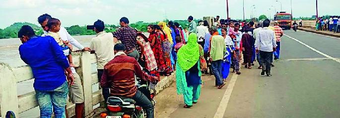 In the rains, however, the flood continued | पावसाची उसंत, पूर मात्र कायम