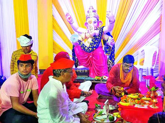 Arrival of Bappa's house in the pouring rain | रिमझिम पावसात बाप्पांचे घराेघरी आगमन Arrival of Bappa's house in the pouring rain | रिमझिम पावसात बाप्पांचे घराेघरी आगमन