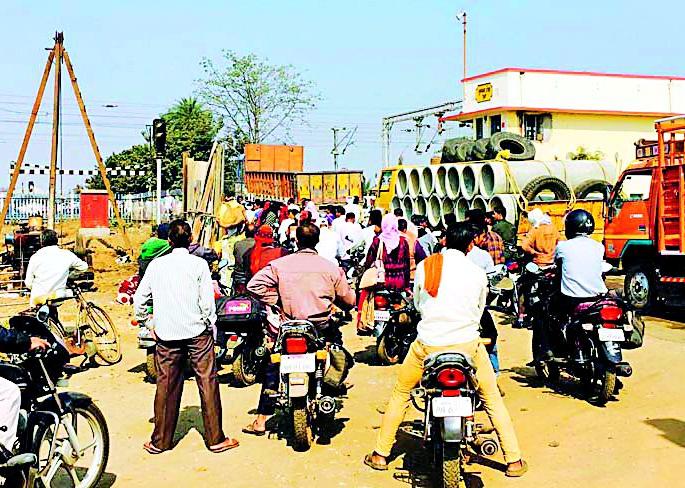 Construction of the flyover at Devadhadi | देव्हाडीत उड्डाणपूलाचे बांधकाम कासवगतीने