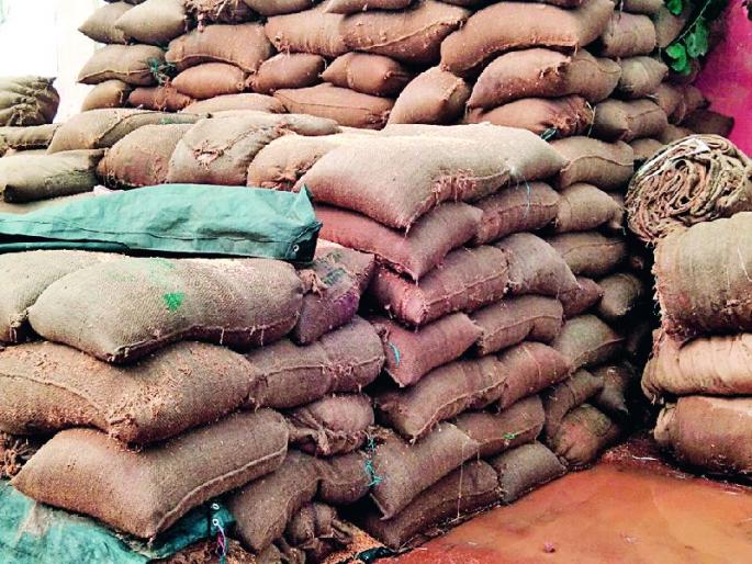 Thousands of grandchildren open the palm | उघड्यावरील हजारो पोते धान ओलेचिंब Thousands of grandchildren open the palm | उघड्यावरील हजारो पोते धान ओलेचिंब