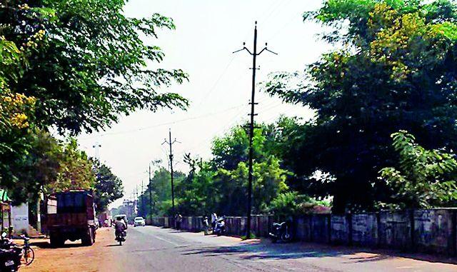 13 power piers on the interstate road to die | आंतरराज्यीय मार्गावर १३ वीज खांब जीवघेणे 13 power piers on the interstate road to die | आंतरराज्यीय मार्गावर १३ वीज खांब जीवघेणे