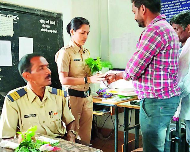 Dighori police felicitated and sentimental emotion | अन् सत्काराने दिघोरीचे पोलीस झाले भावूक Dighori police felicitated and sentimental emotion | अन् सत्काराने दिघोरीचे पोलीस झाले भावूक