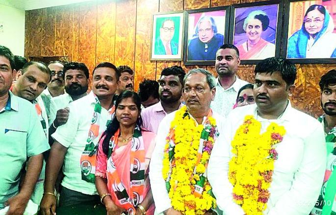 Congress pushes NCP, BJP also pushes | काॅंग्रेसचा राष्ट्रवादीला दे धक्का, भाजपही फाेडली Congress pushes NCP, BJP also pushes | काॅंग्रेसचा राष्ट्रवादीला दे धक्का, भाजपही फाेडली