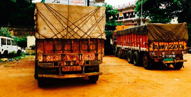 Magnesia truck deposited in police station | मॅग्नीजचे ट्रक पोलीस ठाण्यात जमा Magnesia truck deposited in police station | मॅग्नीजचे ट्रक पोलीस ठाण्यात जमा