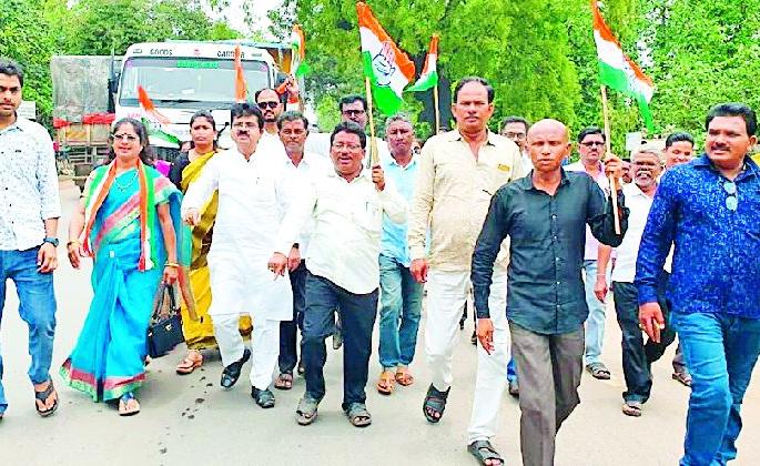 Congress movement against fuel price hike | इंधन दरवाढीविरुद्ध काँग्रेसचे आंदोलन