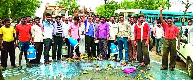 Throwed milk, vegetables, grains on the road | रस्त्यावर फेकले दूध, भाजीपाला, धान्य