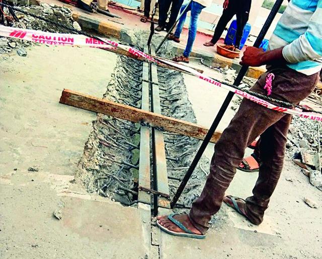 River bridge damaged frequently! | नदीवरचा पूल वारंवार क्षतिग्रस्त!