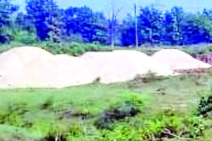 The rain stopped, illegal extraction of sand continued | पाऊस थांबला, रेतीचा अवैध उपसा सुरू The rain stopped, illegal extraction of sand continued | पाऊस थांबला, रेतीचा अवैध उपसा सुरू