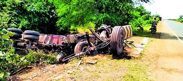 One killed, two seriously injured in a truck accident in Rajegaon | राजेगाव येथे ट्रक अपघातात एक ठार, दोन गंभीर One killed, two seriously injured in a truck accident in Rajegaon | राजेगाव येथे ट्रक अपघातात एक ठार, दोन गंभीर
