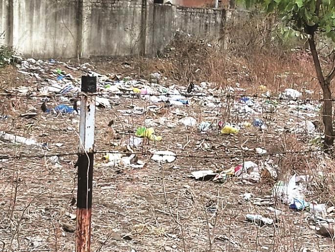 Garbages, waste water on roads in Buldhana city | बुलडाण्यात अस्वच्छतेचा कळस; जागोजागी कचऱ्यांचे ढीग Garbages, waste water on roads in Buldhana city | बुलडाण्यात अस्वच्छतेचा कळस; जागोजागी कचऱ्यांचे ढीग