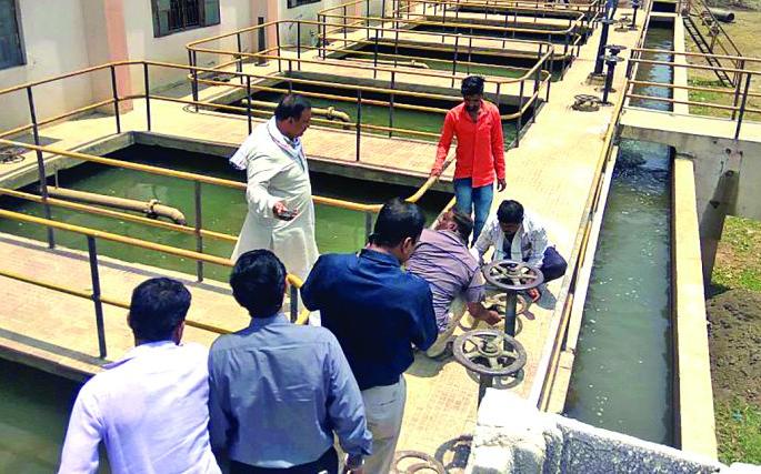 Caos over contaminated water supply | दूषित पाणीपुरवठ्यावरून रणकंदन Caos over contaminated water supply | दूषित पाणीपुरवठ्यावरून रणकंदन