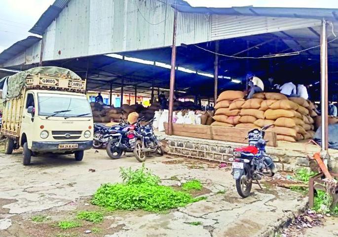 Board of Directors again on 4 market committees in Buldana district | बुलडाणा जिल्ह्यातील ४ बाजार समित्यांवर पुन्हा संचालक मंडळ