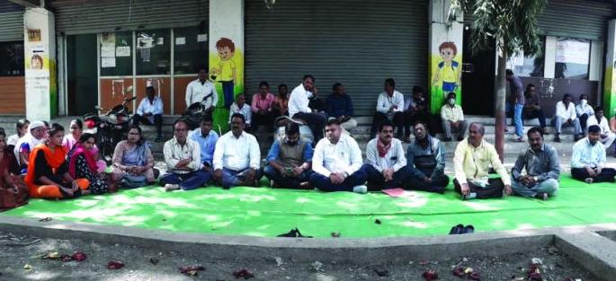 Buldana municipal employees strike | बुलडाणा नगरपालिका कर्मचाऱ्यांचे कामबंद आंदोलन