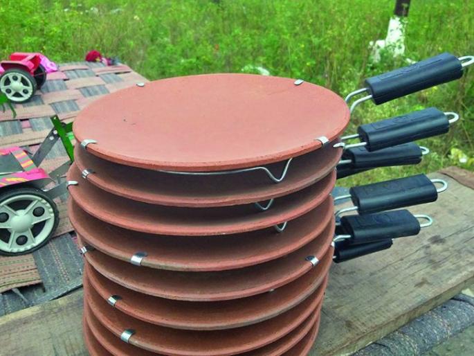 Buldhana : The craze for clay pan in the modern era | अधुनिक युगात मातीच्या तव्याची क्रेझ Buldhana : The craze for clay pan in the modern era | अधुनिक युगात मातीच्या तव्याची क्रेझ