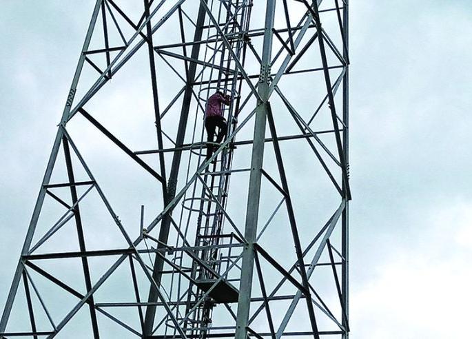 Youth's agitation for Aadhar card climbing on tower | आधारकार्डसाठी युवकाचे टॉवरवर चढून आंदोलन Youth's agitation for Aadhar card climbing on tower | आधारकार्डसाठी युवकाचे टॉवरवर चढून आंदोलन