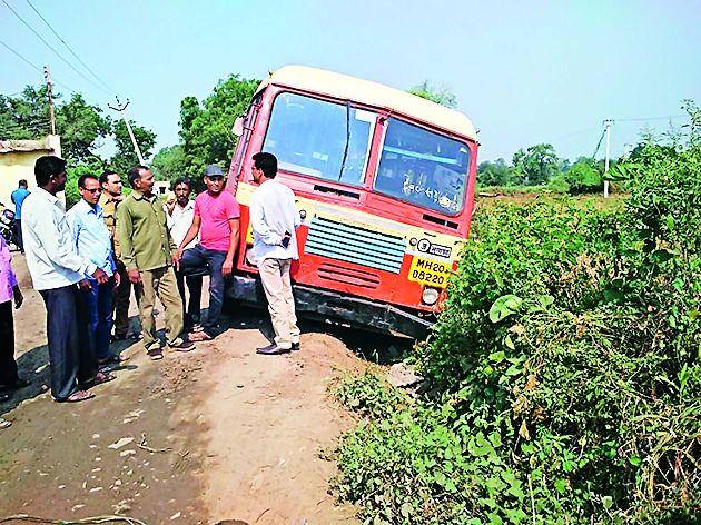 The bus caught in the ditch, saved 20 passengers | खड्ड्यात फसली बस, २० प्रवाशांना वाचविले The bus caught in the ditch, saved 20 passengers | खड्ड्यात फसली बस, २० प्रवाशांना वाचविले