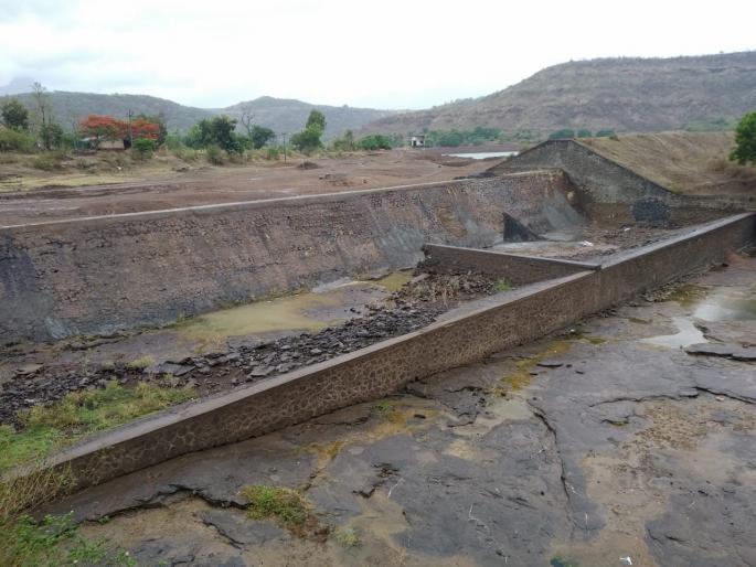 The danger was averted by filling in the gaps in the drain | सांडव्याला पडलेले भगदाड बुजवल्याने धोका टळला The danger was averted by filling in the gaps in the drain | सांडव्याला पडलेले भगदाड बुजवल्याने धोका टळला
