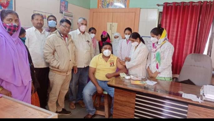 Booster dose to front line workers | फ्रंट लाईन वर्कर्स यांना बूस्टर डोस Booster dose to front line workers | फ्रंट लाईन वर्कर्स यांना बूस्टर डोस