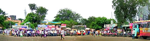 Deal with private vehicles for bus station | देवळा बसस्थानकास खासगी वाहनांचा विळखा Deal with private vehicles for bus station | देवळा बसस्थानकास खासगी वाहनांचा विळखा
