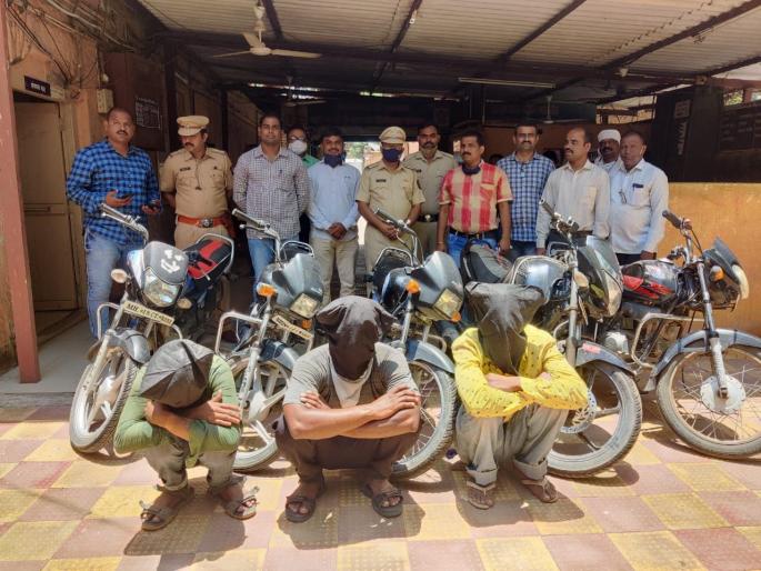 A gang of four arrested for stealing a motorcycle | मोटारसायकल चोरणाऱ्या चारजणांच्या टोळीस अटक  A gang of four arrested for stealing a motorcycle | मोटारसायकल चोरणाऱ्या चारजणांच्या टोळीस अटक