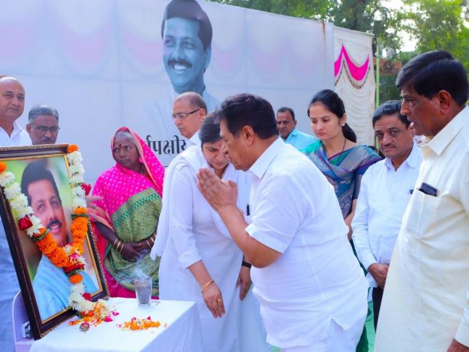 Dad used to say, 'Activists are our first family' | बाबा म्हणायचे, ‘कार्यकर्ते हाच आमचा पहिला परिवार’ Dad used to say, 'Activists are our first family' | बाबा म्हणायचे, ‘कार्यकर्ते हाच आमचा पहिला परिवार’