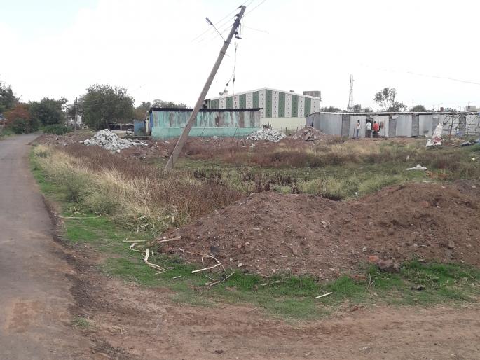 Farmers lost their lives due to power lines | वीजवाहिन्यांमुळे शेतकऱ्यांचा जीव टांगणीला Farmers lost their lives due to power lines | वीजवाहिन्यांमुळे शेतकऱ्यांचा जीव टांगणीला