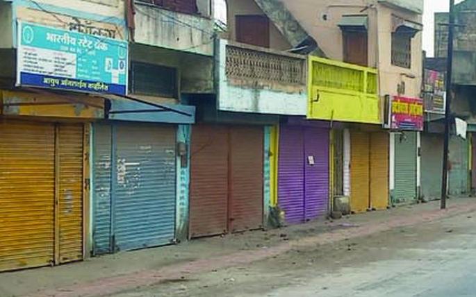'The shop is still open ... you just blow the shutters!' | 'दुकान सुरूच आहे...तुम्ही फक्त शटर वाजवा!' 'The shop is still open ... you just blow the shutters!' | 'दुकान सुरूच आहे...तुम्ही फक्त शटर वाजवा!'