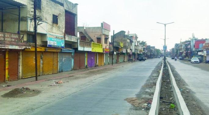 Due to strict restrictions, 'Weekend' is on the streets! | कडक निर्बंधांमुळे 'वीक एण्ड'ला रस्त्यावर शुकशुकाट! Due to strict restrictions, 'Weekend' is on the streets! | कडक निर्बंधांमुळे 'वीक एण्ड'ला रस्त्यावर शुकशुकाट!
