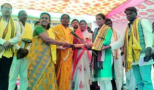 Adivasis should take a sense of struggle history | आदिवासींनी संघर्षदायी इतिहासापासून बोध घ्यावा Adivasis should take a sense of struggle history | आदिवासींनी संघर्षदायी इतिहासापासून बोध घ्यावा