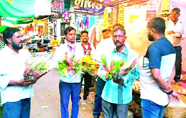 Action on Booker Sellers | बुके विक्रेत्यांवर कारवाई Action on Booker Sellers | बुके विक्रेत्यांवर कारवाई