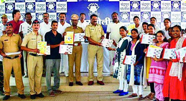 Police officer got 'Shaheed' status | ‘त्या’ पोलीस कर्मचाऱ्याला मिळाला ‘शहीद’ दर्जा Police officer got 'Shaheed' status | ‘त्या’ पोलीस कर्मचाऱ्याला मिळाला ‘शहीद’ दर्जा