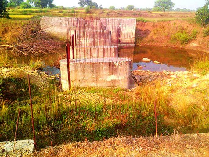 For six years cement bonds are incomplete | सहा वर्षांपासून सिमेंट बंधारे अपूर्ण For six years cement bonds are incomplete | सहा वर्षांपासून सिमेंट बंधारे अपूर्ण