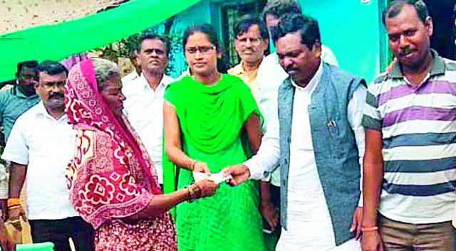 75 thousand people help the deceased's family | मृत महिलेच्या कुटुंबाला ७५ हजारांची मदत 75 thousand people help the deceased's family | मृत महिलेच्या कुटुंबाला ७५ हजारांची मदत