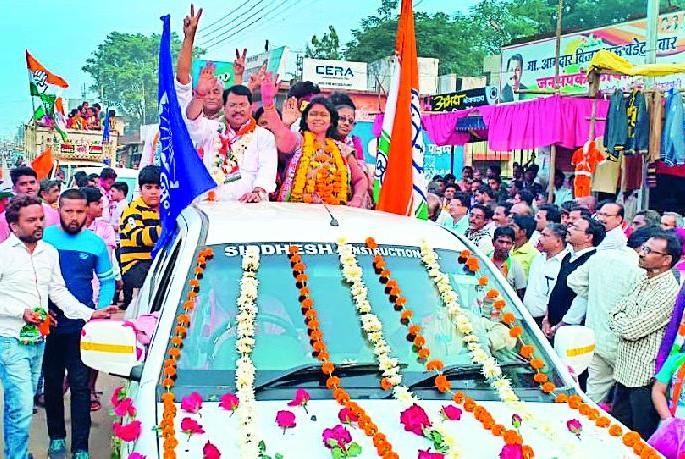 Congress flag on Brahmapuri corporation | ब्रह्मपुरी पालिकेवर काँग्रेसचा झेंडा Congress flag on Brahmapuri corporation | ब्रह्मपुरी पालिकेवर काँग्रेसचा झेंडा