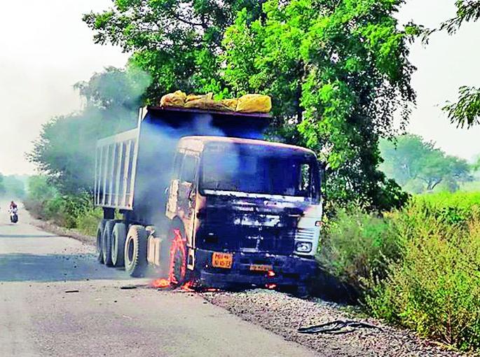 The pits took the victim of the woman | खड्ड्यांनी घेतला महिलेचा बळी The pits took the victim of the woman | खड्ड्यांनी घेतला महिलेचा बळी