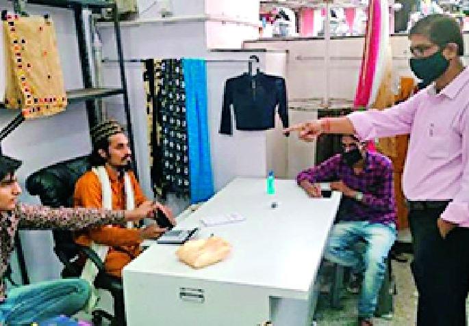 Action for non-compliance with rules on six shops in Chandrapur | चंद्रपुरातील सहा दुकानांवर नियम न पाळल्याबद्दल कारवाई Action for non-compliance with rules on six shops in Chandrapur | चंद्रपुरातील सहा दुकानांवर नियम न पाळल्याबद्दल कारवाई