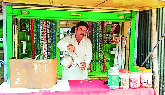 Theater artists make a living by selling tea and earning a living | रंगभूमी कलाकार चहा विकून, मजुरी करून करताहेत गुजराण Theater artists make a living by selling tea and earning a living | रंगभूमी कलाकार चहा विकून, मजुरी करून करताहेत गुजराण