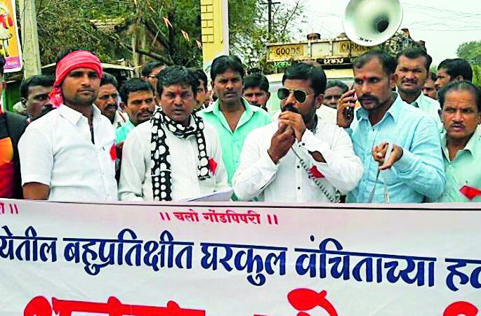 Seven kilometer stretch for the house | घरकुलासाठी सात किलोमीटर पायपीट Seven kilometer stretch for the house | घरकुलासाठी सात किलोमीटर पायपीट