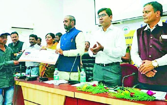 Extend the benefits of life insurance to the poor | गरिबांपर्यंत आयुष्यमान योजनेचा लाभ पोहोचवा Extend the benefits of life insurance to the poor | गरिबांपर्यंत आयुष्यमान योजनेचा लाभ पोहोचवा