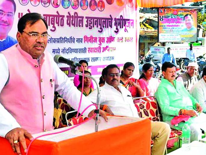 Signature campaign for the flyovers | उड्डाण पुलासाठी स्वाक्षरी अभियान Signature campaign for the flyovers | उड्डाण पुलासाठी स्वाक्षरी अभियान