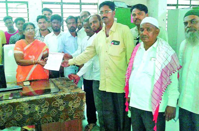 Take the Muslim community in the reservation category | मुस्लीम समाजाला आरक्षणाच्या श्रेणीत घ्या