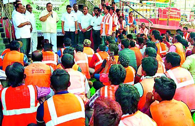 The movement of NMC workers is fair | मनपा सफाई कामगारांचे आंदोलन न्यायपूर्ण The movement of NMC workers is fair | मनपा सफाई कामगारांचे आंदोलन न्यायपूर्ण