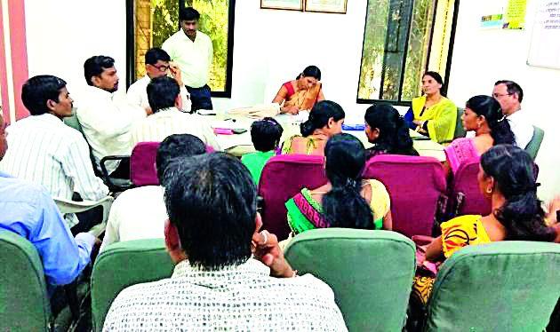 Belorians hit the Zilla Parishad | बेल्लोराच्या नागरिकांची जिल्हा परिषदेवर धडक Belorians hit the Zilla Parishad | बेल्लोराच्या नागरिकांची जिल्हा परिषदेवर धडक