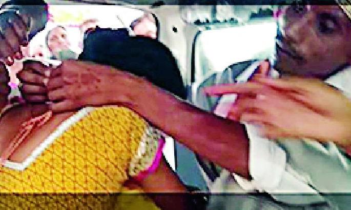 Best wishes in the ambulance | रुग्णवाहिकेत उरकला शुभविवाह Best wishes in the ambulance | रुग्णवाहिकेत उरकला शुभविवाह