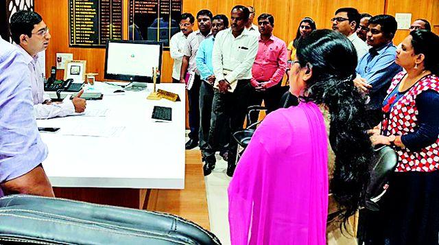 The Tahsildar has been suspended for suspension of property | तलाठ्याच्या निलंबनासाठी तहसीलदार सरसावले The Tahsildar has been suspended for suspension of property | तलाठ्याच्या निलंबनासाठी तहसीलदार सरसावले