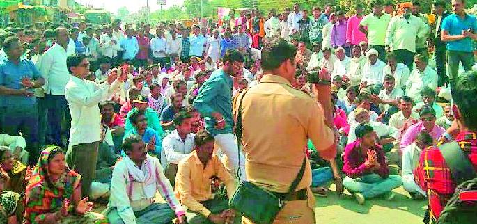 Hundreds of farmers fell on the road | शेकडो शेतकरी उतरले रस्त्यावर Hundreds of farmers fell on the road | शेकडो शेतकरी उतरले रस्त्यावर