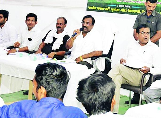 The forest officers should resolve the issues of farmers immediately | वनाधिकाऱ्यांनी शेतकऱ्यांच्या समस्यांचे तात्काळ निराकरण करावे The forest officers should resolve the issues of farmers immediately | वनाधिकाऱ्यांनी शेतकऱ्यांच्या समस्यांचे तात्काळ निराकरण करावे